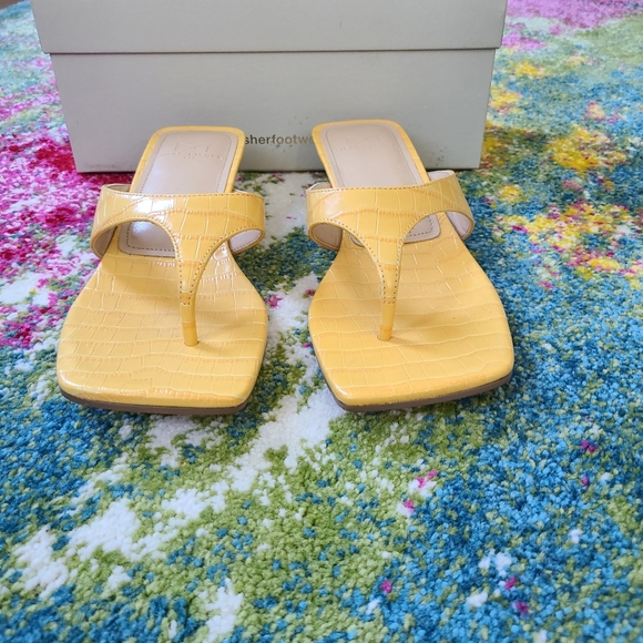 Like New - Marc Fisher Yellow sandals 👡 kitten heels - Picture 6 of 12